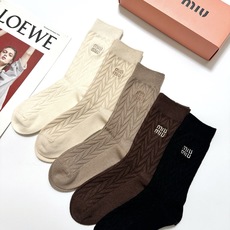 配包装 🌟【一盒5 双】 🌟缪缪 miumiu 经典刺绣字母logo 羊绒混纺中筒袜 ,软糯亲肤,ins超火爆配色 配包装 🌟【一盒5 双】 🌟缪缪 miumiu 经典刺绣字母logo 羊绒混纺中筒袜 ,软糯亲肤,ins超火爆配色