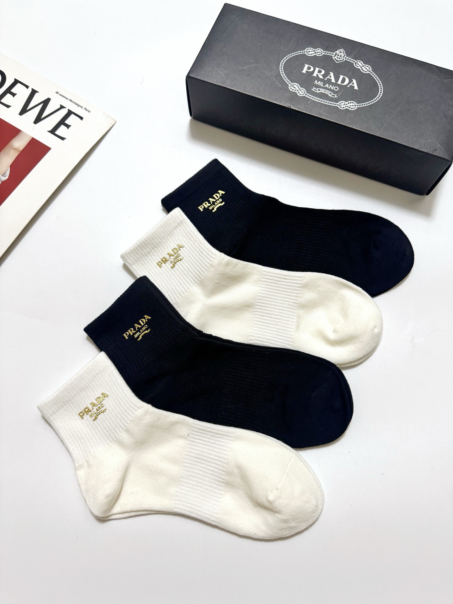 配包装 🌟【一盒4 双】 🌟Prada 普拉达 经典字母logo 透气纯棉中筒袜  ，重工配饰，ins超火爆红人同款，精