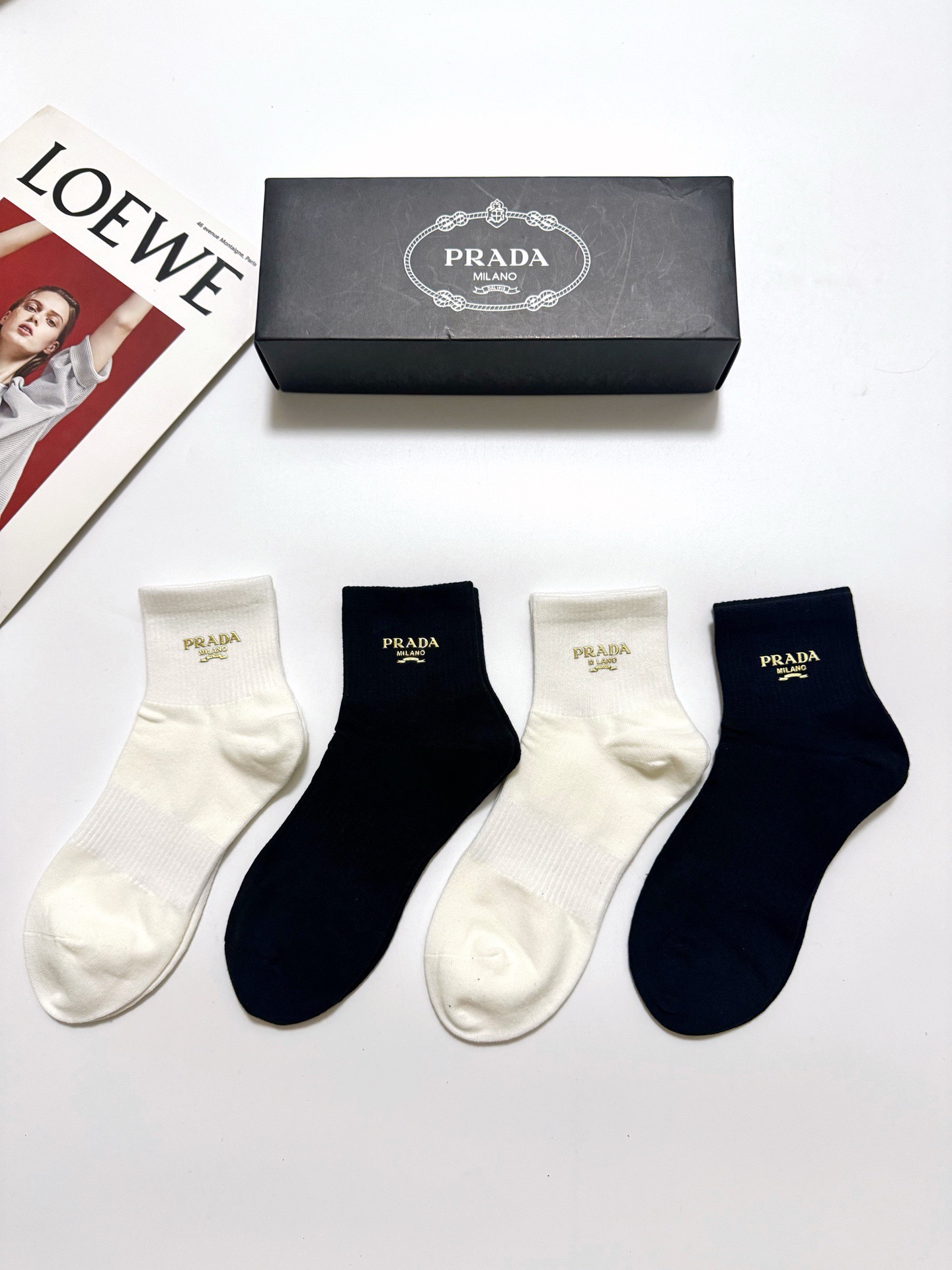 配包装 🌟【一盒4 双】 🌟Prada 普拉达 经典字母logo 透气纯棉中筒袜  ，重工配饰，ins超火爆红人同款，精