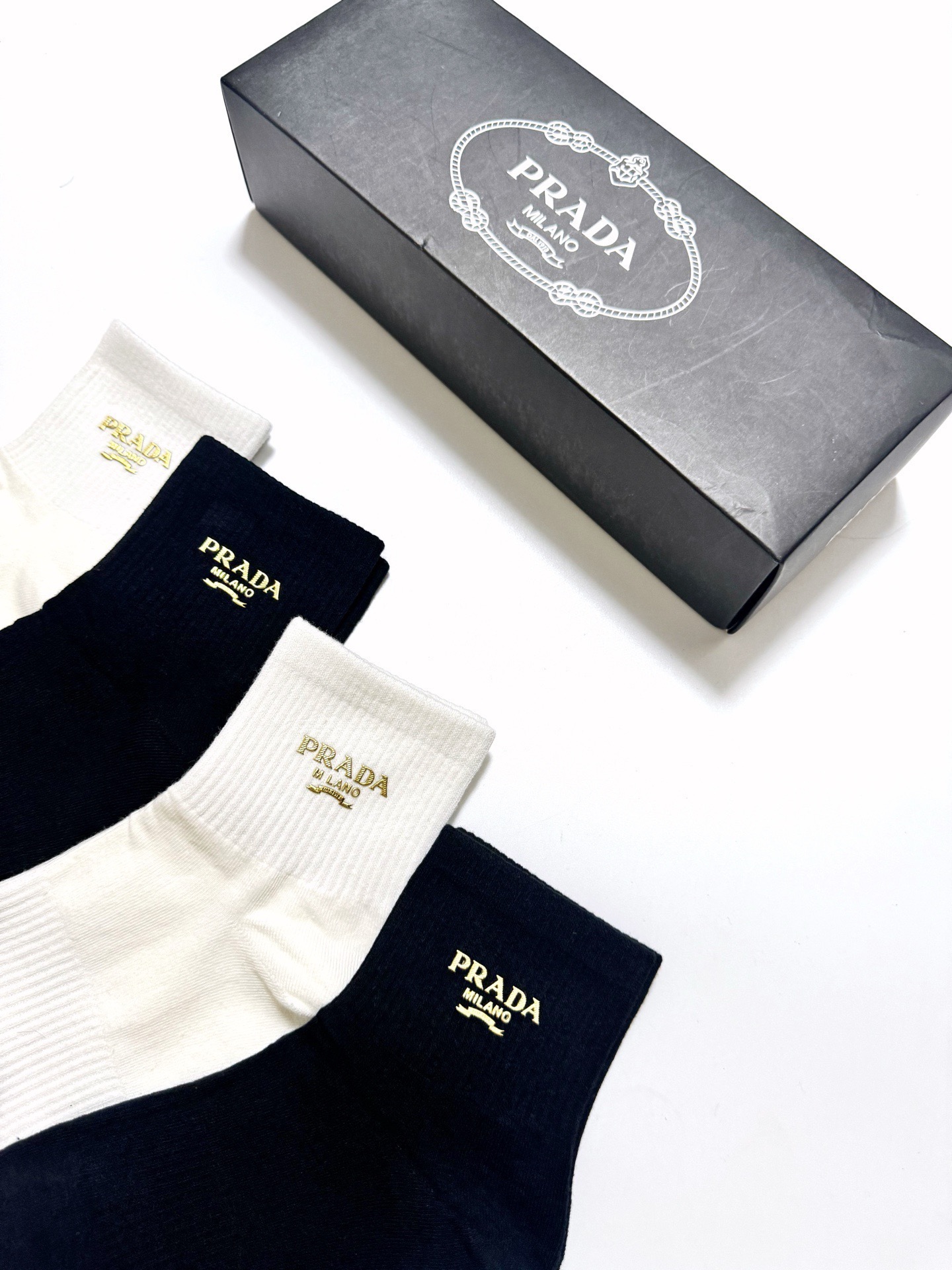 配包装 🌟【一盒4 双】 🌟Prada 普拉达 经典字母logo 透气纯棉中筒袜  ，重工配饰，ins超火爆红人同款，精