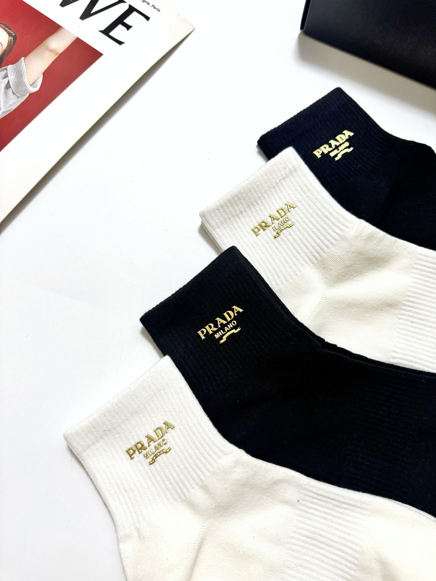 配包装 🌟【一盒4 双】 🌟Prada 普拉达 经典字母logo 透气纯棉中筒袜  ，重工配饰，ins超火爆红人同款，精