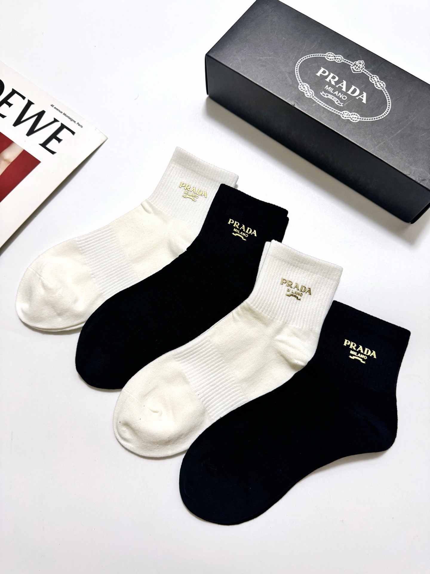 配包装 🌟【一盒4 双】 🌟Prada 普拉达 经典字母logo 透气纯棉中筒袜  ，重工配饰，ins超火爆红人同款，精