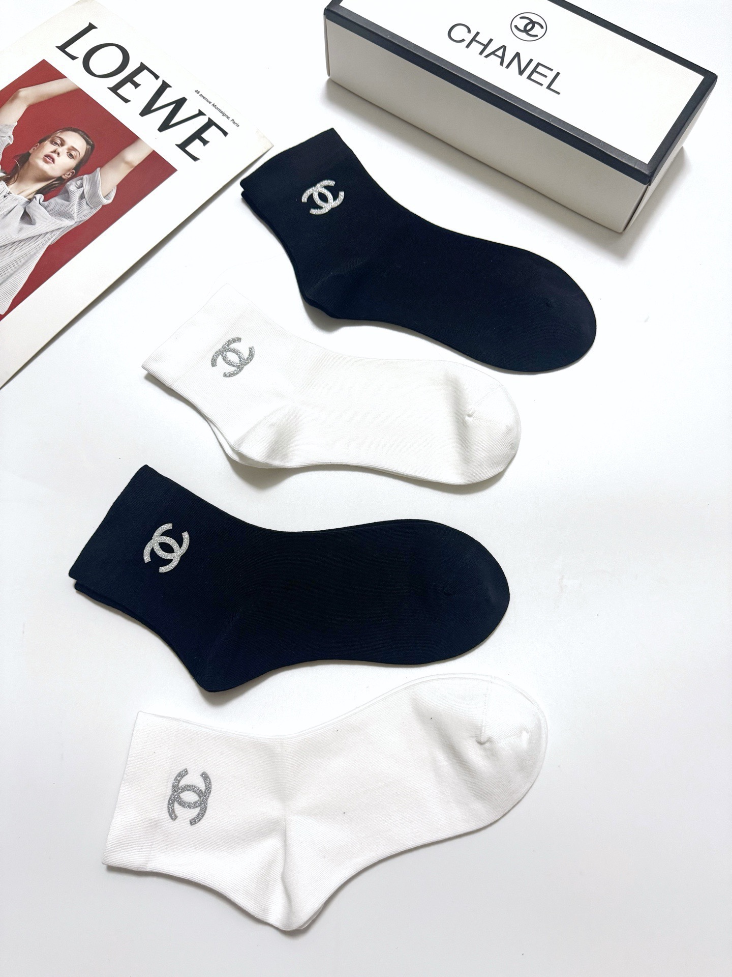 配包装 🌟【一盒4 双】 🌟Chanel 香奈儿 经典字母logo 透气纯棉中筒袜  ，重工配饰，ins超火爆红人同款，