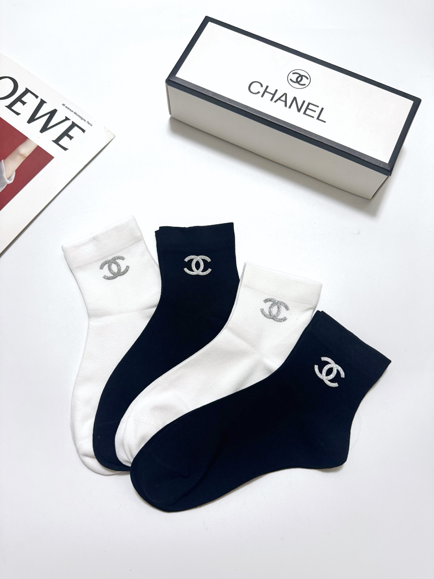 配包装 🌟【一盒4 双】 🌟Chanel 香奈儿 经典字母logo 透气纯棉中筒袜  ，重工配饰，ins超火爆红人同款，