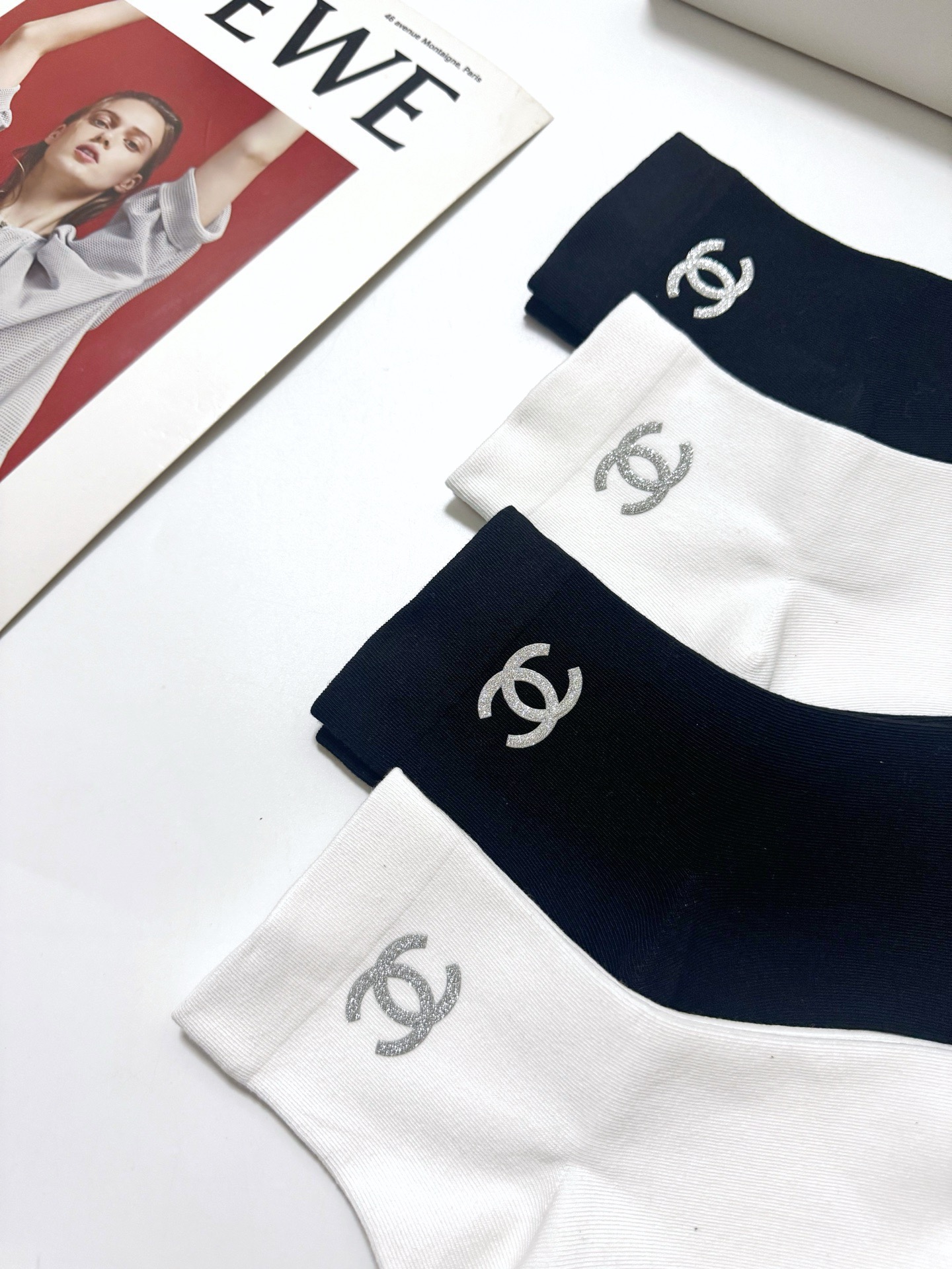 配包装 🌟【一盒4 双】 🌟Chanel 香奈儿 经典字母logo 透气纯棉中筒袜  ，重工配饰，ins超火爆红人同款，