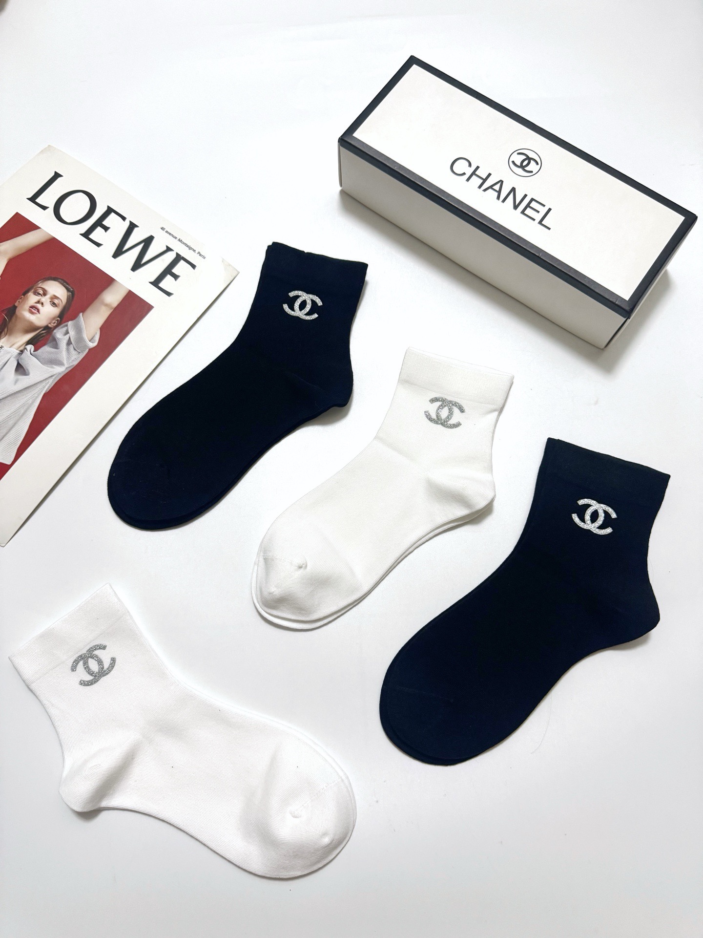 配包装 🌟【一盒4 双】 🌟Chanel 香奈儿 经典字母logo 透气纯棉中筒袜  ，重工配饰，ins超火爆红人同款，