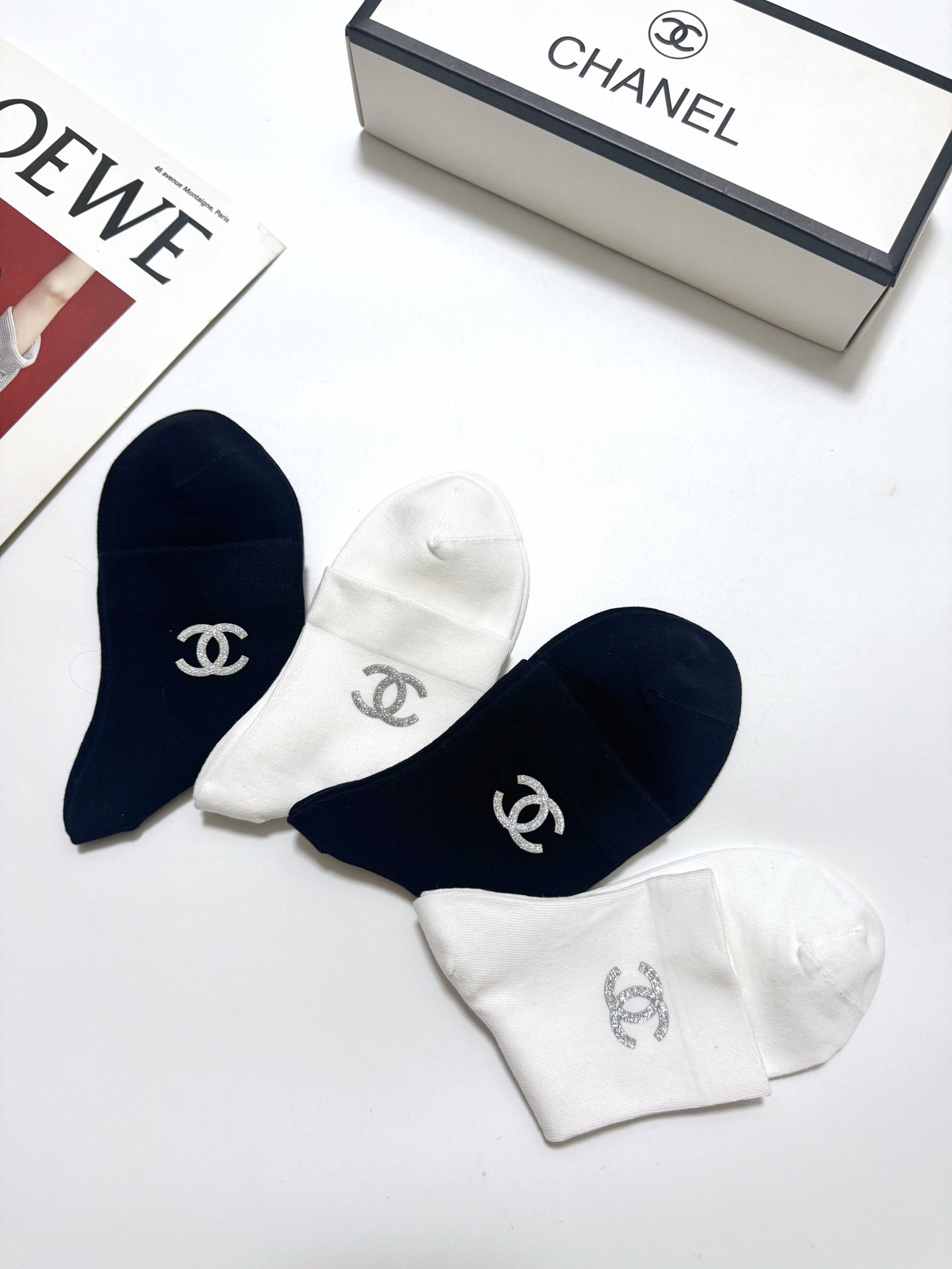 配包装 🌟【一盒4 双】 🌟Chanel 香奈儿 经典字母logo 透气纯棉中筒袜  ，重工配饰，ins超火爆红人同款，