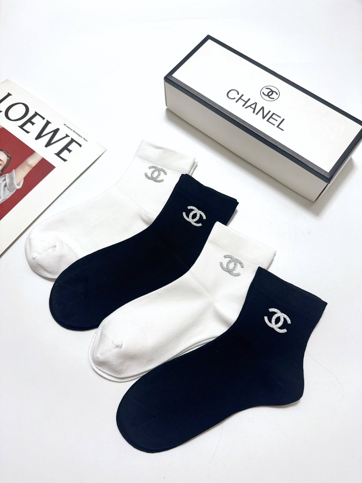 配包装 🌟【一盒4 双】 🌟Chanel 香奈儿 经典字母logo 透气纯棉中筒袜  ，重工配饰，ins超火爆红人同款，