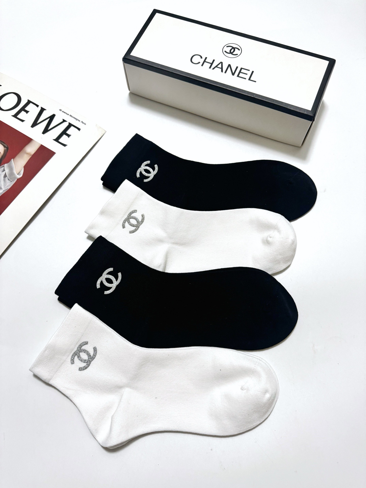 配包装 🌟【一盒4 双】 🌟Chanel 香奈儿 经典字母logo 透气纯棉中筒袜  ，重工配饰，ins超火爆红人同款，
