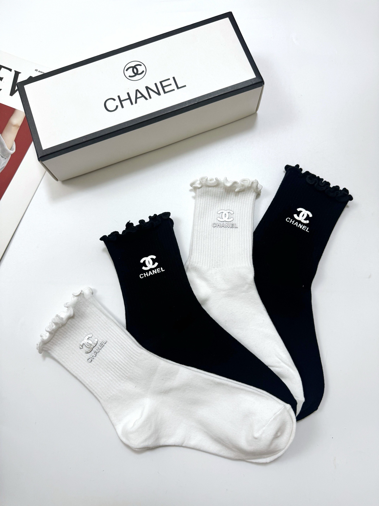 配包装 🌟【一盒4双】 🌟Chanel 香奈儿 经典纯色 字母logo 纯棉木耳边中筒袜  🌟ins爆款！专柜在售ing
