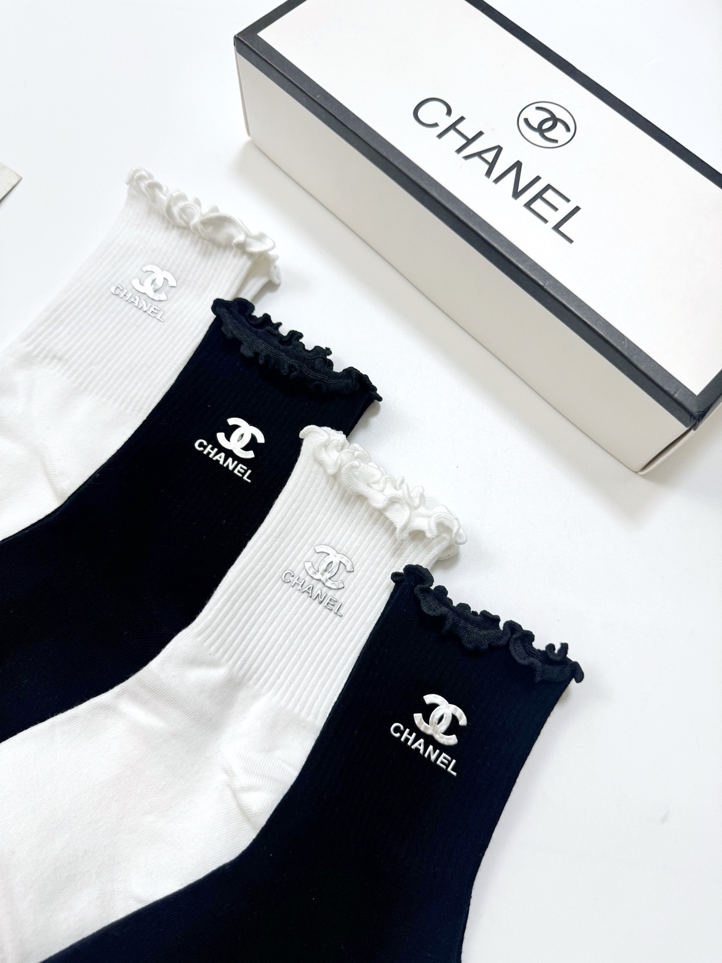配包装 🌟【一盒4双】 🌟Chanel 香奈儿 经典纯色 字母logo 纯棉木耳边中筒袜  🌟ins爆款！专柜在售ing