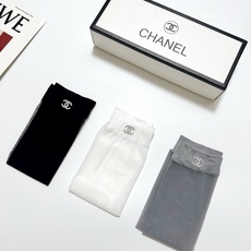 配包装 🌟【一盒3双】 🌟Chanel 香奈儿 经典双C字母logo中筒丝袜 小腿袜 🌟ins爆款!专柜在售ing 🌟 配包装 🌟【一盒3双】 🌟Chanel 香奈儿 经典双C字母logo中筒丝袜 小腿袜 🌟ins爆款!专柜在售ing 🌟