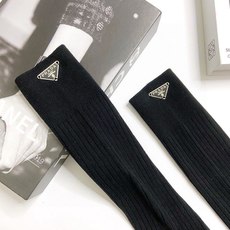 配包装 🌟【一盒一双】 🌟Prada 普拉达 经典字母logo纯棉长筒袜 小腿袜 🌟重工装饰个性时尚 🌟ins爆款!专 配包装 🌟【一盒一双】 🌟Prada 普拉达 经典字母logo纯棉长筒袜 小腿袜 🌟重工装饰个性时尚 🌟ins爆款!专