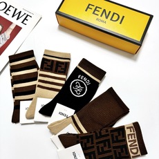 配包装 🌟【一盒5 双】 🌟Fendi 芬迪 经典字母logo 纯棉中筒袜 ,ins超火爆中筒袜 纯棉小腿袜,纯棉 配包装 🌟【一盒5 双】 🌟Fendi 芬迪 经典字母logo 纯棉中筒袜 ,ins超火爆中筒袜 纯棉小腿袜,纯棉