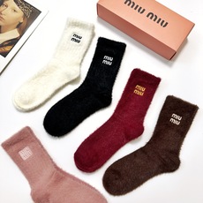 配包装 🌟【一盒5 双】 🌟缪缪 miumiu欧美大牌 经典字母 logo 水貂绒中筒袜 !超级软糯亲肤! 🌟ins爆 配包装 🌟【一盒5 双】 🌟缪缪 miumiu欧美大牌 经典字母 logo 水貂绒中筒袜 !超级软糯亲肤! 🌟ins爆