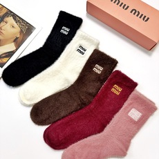 配包装 🌟【一盒5 双】 🌟缪缪 miumiu欧美大牌 经典字母 logo 水貂绒中筒袜 !超级软糯亲肤! 🌟ins爆 配包装 🌟【一盒5 双】 🌟缪缪 miumiu欧美大牌 经典字母 logo 水貂绒中筒袜 !超级软糯亲肤! 🌟ins爆