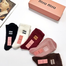 配包装 🌟【一盒5 双】 🌟缪缪 miumiu欧美大牌 经典字母 logo 水貂绒中筒袜 !超级软糯亲肤! 🌟ins爆 配包装 🌟【一盒5 双】 🌟缪缪 miumiu欧美大牌 经典字母 logo 水貂绒中筒袜 !超级软糯亲肤! 🌟ins爆