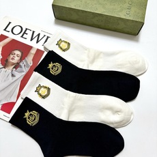 配包装 🌟【一盒4 双】 🌟Gucci 古琦 经典字母logo纯棉中筒袜 🌟ins爆款!专柜在售ing 🌟好看到爆炸 配包装 🌟【一盒4 双】 🌟Gucci 古琦 经典字母logo纯棉中筒袜 🌟ins爆款!专柜在售ing 🌟好看到爆炸