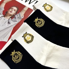 配包装 🌟【一盒4 双】 🌟Gucci 古琦 经典字母logo纯棉中筒袜 🌟ins爆款!专柜在售ing 🌟好看到爆炸 配包装 🌟【一盒4 双】 🌟Gucci 古琦 经典字母logo纯棉中筒袜 🌟ins爆款!专柜在售ing 🌟好看到爆炸