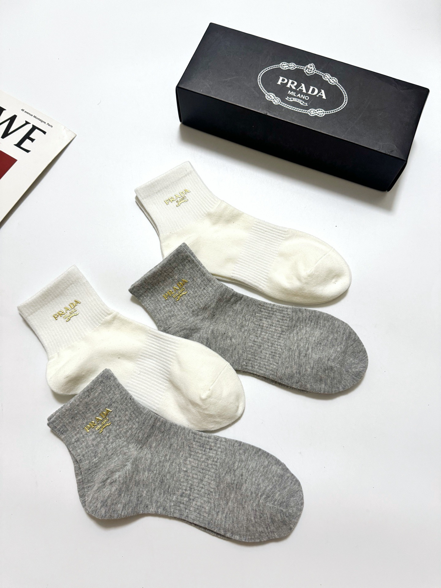 配包装 🌟【一盒4 双】 🌟Prada 普拉达 经典字母logo 透气纯棉中筒袜  ，重工配饰，ins超火爆红人同款，精