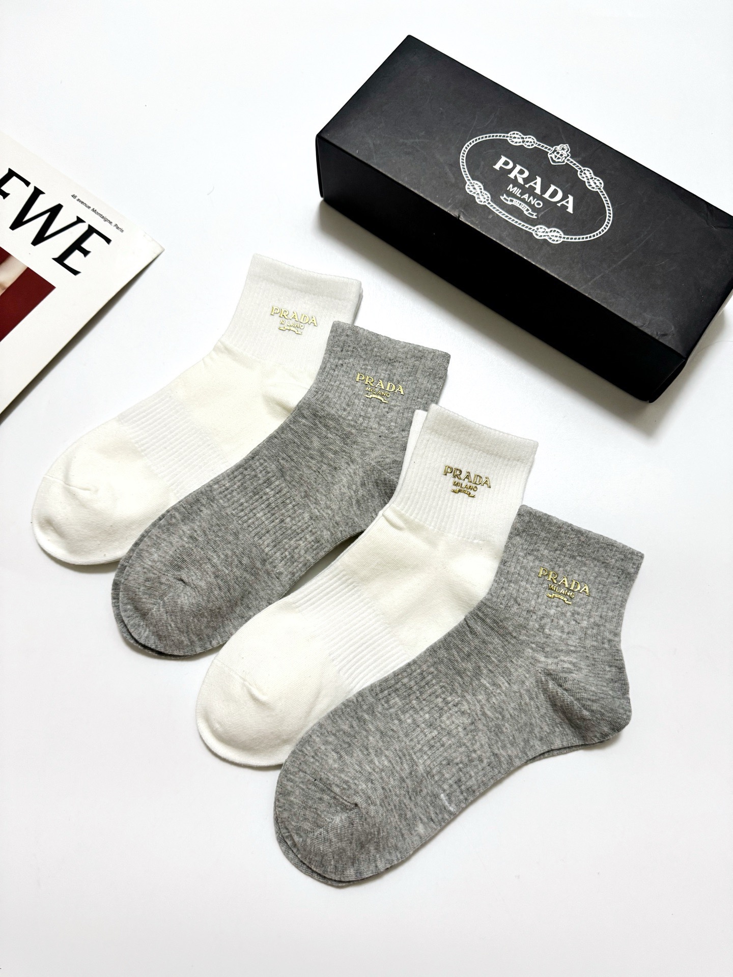配包装 🌟【一盒4 双】 🌟Prada 普拉达 经典字母logo 透气纯棉中筒袜  ，重工配饰，ins超火爆红人同款，精