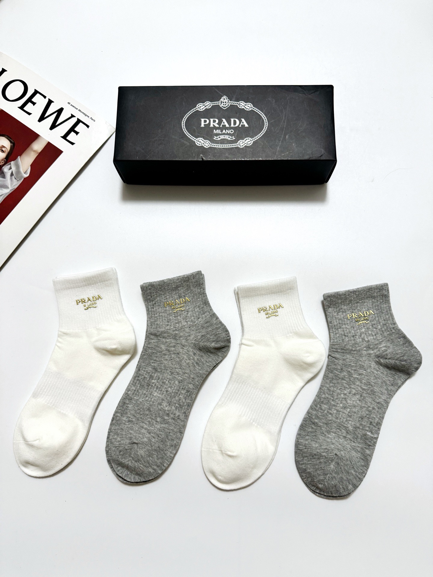 配包装 🌟【一盒4 双】 🌟Prada 普拉达 经典字母logo 透气纯棉中筒袜  ，重工配饰，ins超火爆红人同款，精