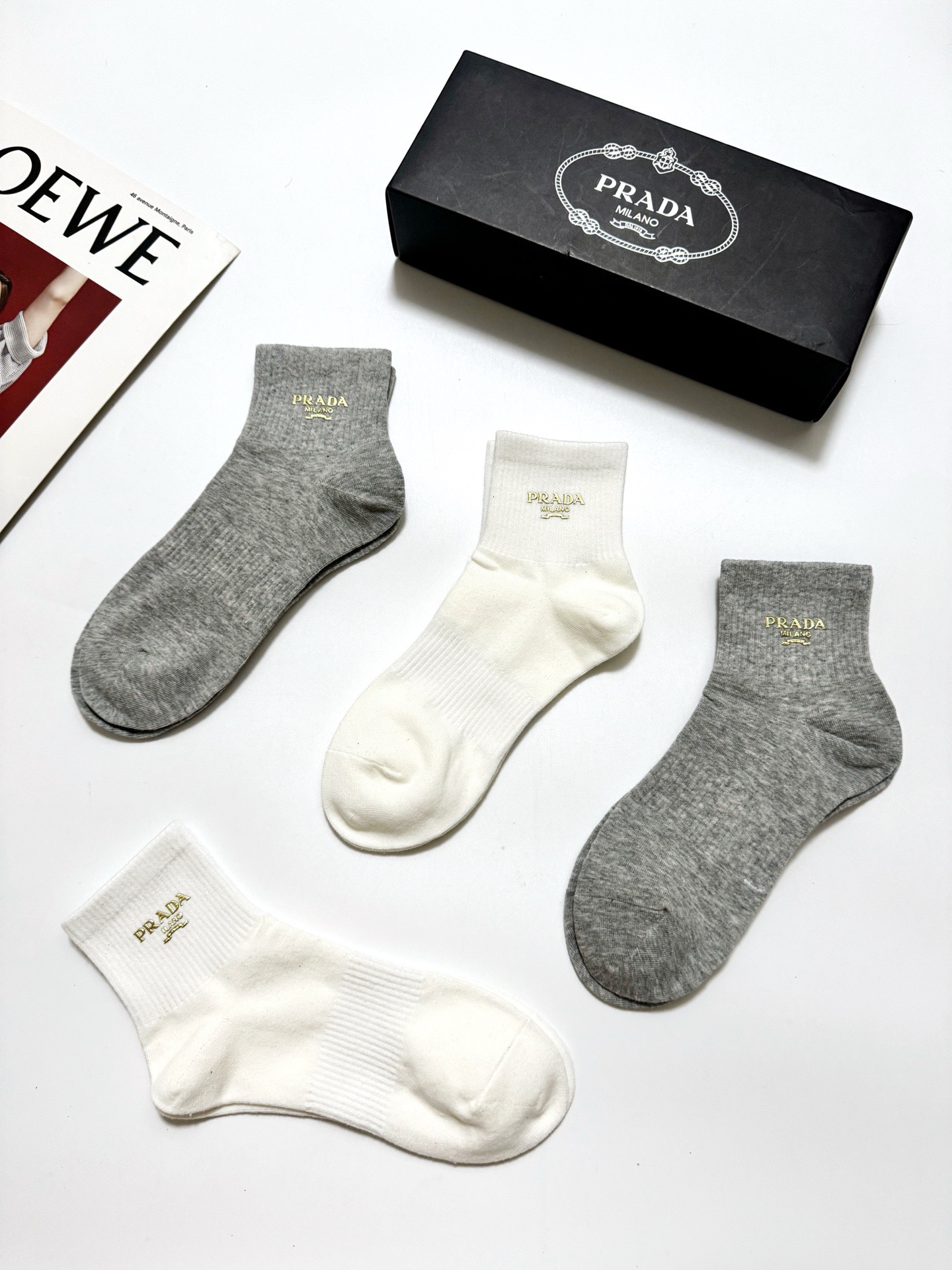 配包装 🌟【一盒4 双】 🌟Prada 普拉达 经典字母logo 透气纯棉中筒袜  ，重工配饰，ins超火爆红人同款，精