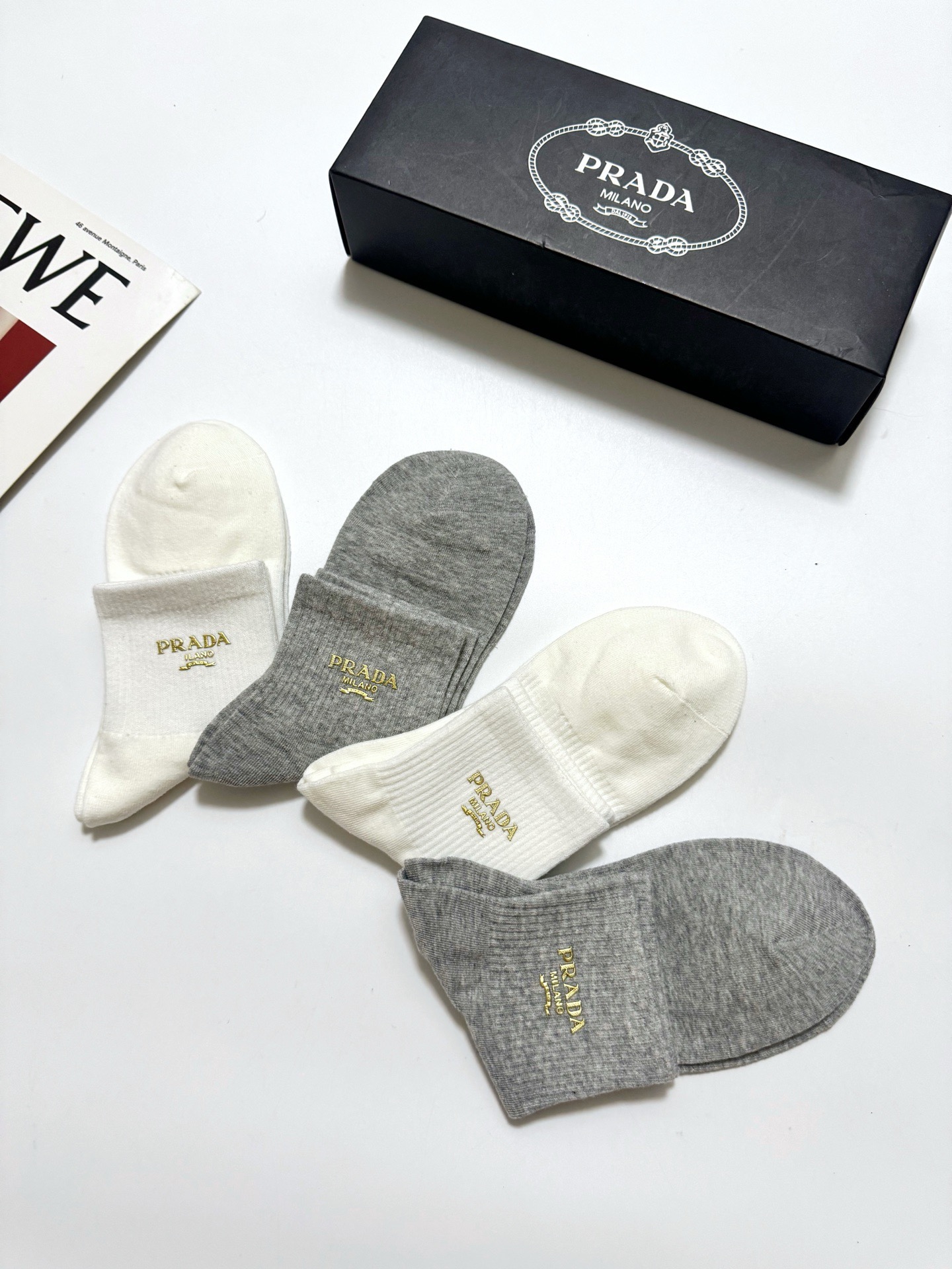 配包装 🌟【一盒4 双】 🌟Prada 普拉达 经典字母logo 透气纯棉中筒袜  ，重工配饰，ins超火爆红人同款，精