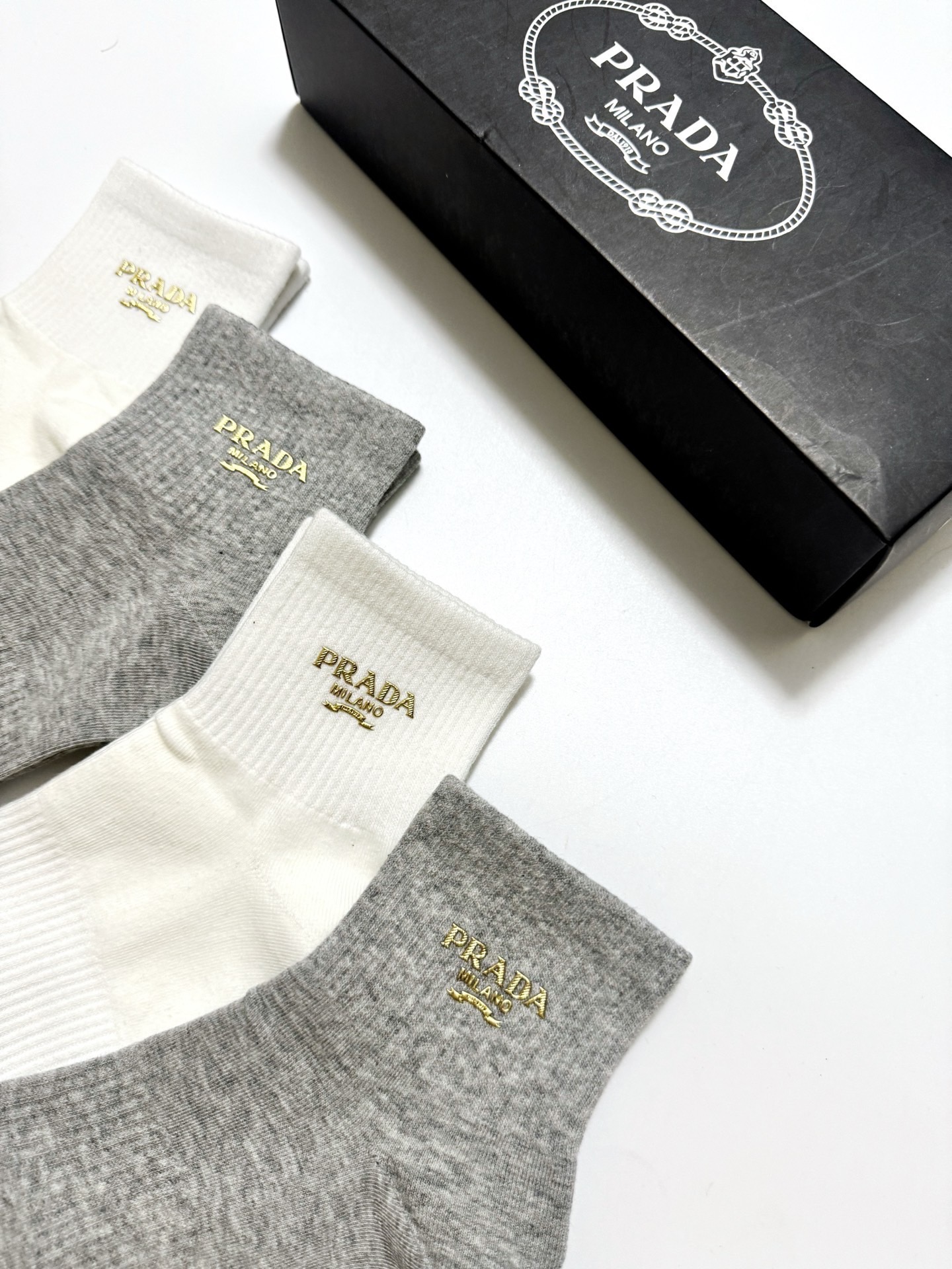 配包装 🌟【一盒4 双】 🌟Prada 普拉达 经典字母logo 透气纯棉中筒袜  ，重工配饰，ins超火爆红人同款，精