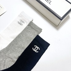 配包装 🌟【一盒3双】 🌟Chanel 香奈儿 经典字母logo 透气纯棉薄款中筒袜 ,重工配饰,ins超火爆红人同款 配包装 🌟【一盒3双】 🌟Chanel 香奈儿 经典字母logo 透气纯棉薄款中筒袜 ,重工配饰,ins超火爆红人同款