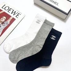 配包装 🌟【一盒3双】 🌟Chanel 香奈儿 经典字母logo 透气纯棉薄款中筒袜 ,重工配饰,ins超火爆红人同款 配包装 🌟【一盒3双】 🌟Chanel 香奈儿 经典字母logo 透气纯棉薄款中筒袜 ,重工配饰,ins超火爆红人同款