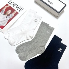 配包装 🌟【一盒3双】 🌟Chanel 香奈儿 经典字母logo 透气纯棉薄款中筒袜 ,重工配饰,ins超火爆红人同款 配包装 🌟【一盒3双】 🌟Chanel 香奈儿 经典字母logo 透气纯棉薄款中筒袜 ,重工配饰,ins超火爆红人同款