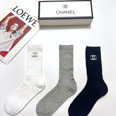 配包装 🌟【一盒3双】 🌟Chanel 香奈儿 经典字母logo 透气纯棉薄款中筒袜 ,重工配饰,ins超火爆红人同款 配包装 🌟【一盒3双】 🌟Chanel 香奈儿 经典字母logo 透气纯棉薄款中筒袜 ,重工配饰,ins超火爆红人同款