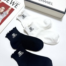 配包装 🌟【一盒4双】 🌟Chanel 香奈儿 经典字母logo 木耳边纯棉短筒袜经典纯色 🌟ins爆款!专柜在售ing 配包装 🌟【一盒4双】 🌟Chanel 香奈儿 经典字母logo 木耳边纯棉短筒袜经典纯色 🌟ins爆款!专柜在售ing