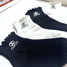 配包装 🌟【一盒4双】 🌟Chanel 香奈儿 经典字母logo 木耳边纯棉短筒袜经典纯色 🌟ins爆款!专柜在售ing 配包装 🌟【一盒4双】 🌟Chanel 香奈儿 经典字母logo 木耳边纯棉短筒袜经典纯色 🌟ins爆款!专柜在售ing
