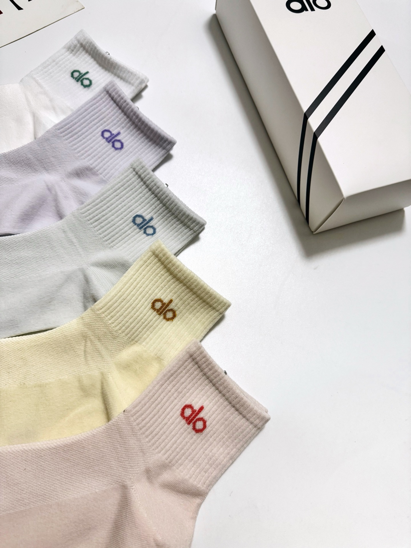 配包装 🌟【一盒5 双】  🌟alo经典字母logo 纯棉 混纺网面 中筒袜   ，软糯亲肤，ins超火爆配色 ，潮人必