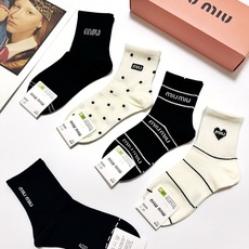 配包装 🌟【一盒5 双】 🌟缪缪 miumiu 经典字母 logo纯棉 中筒袜 !超级软糯亲肤! 🌟ins爆款!专柜在 配包装 🌟【一盒5 双】 🌟缪缪 miumiu 经典字母 logo纯棉 中筒袜 !超级软糯亲肤! 🌟ins爆款!专柜在