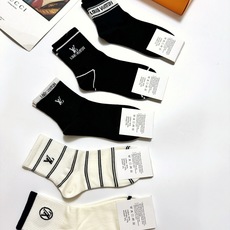 配包装 🌟【一盒5 双】 🌟LV 路易威登 经典字母logo ins超火爆中筒袜,纯棉面料,潮人必备 ,经典配色 个性 配包装 🌟【一盒5 双】 🌟LV 路易威登 经典字母logo ins超火爆中筒袜,纯棉面料,潮人必备 ,经典配色 个性