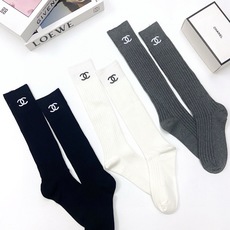 配包装 🌟【一盒一双】 🌟Chanel 香奈儿 经典字母logo纯棉长筒袜 小腿袜 🌟重工装饰个性时尚 🌟ins爆款! 配包装 🌟【一盒一双】 🌟Chanel 香奈儿 经典字母logo纯棉长筒袜 小腿袜 🌟重工装饰个性时尚 🌟ins爆款!