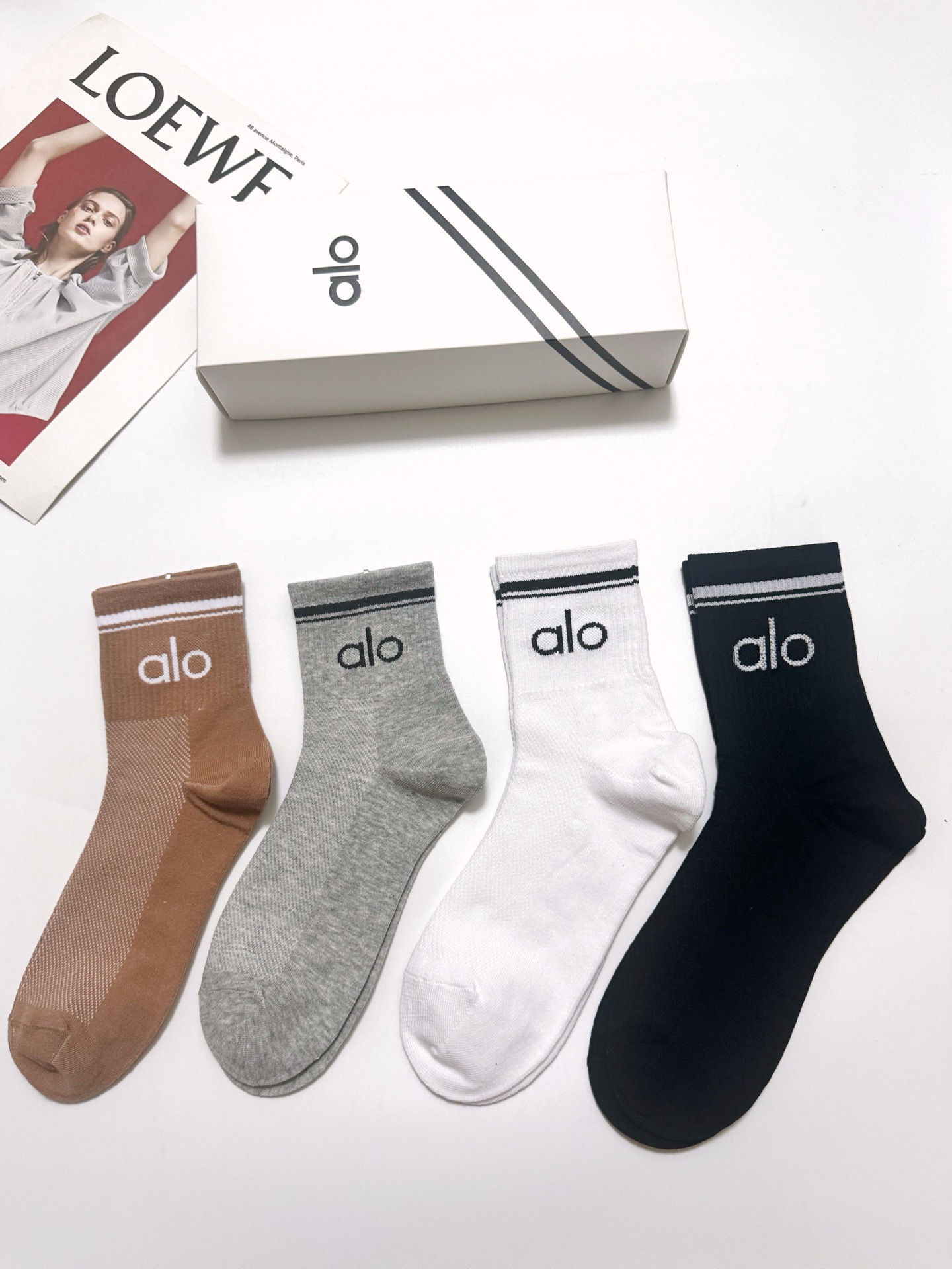 配包装 🌟【一盒4双】 🌟alo 经典字母logo纯棉短袜 中筒袜 , 男女同款,ins超火爆红人同款,精美纯棉 面 配包装 🌟【一盒4双】 🌟alo 经典字母logo纯棉短袜 中筒袜 , 男女同款,ins超火爆红人同款,精美纯棉 面