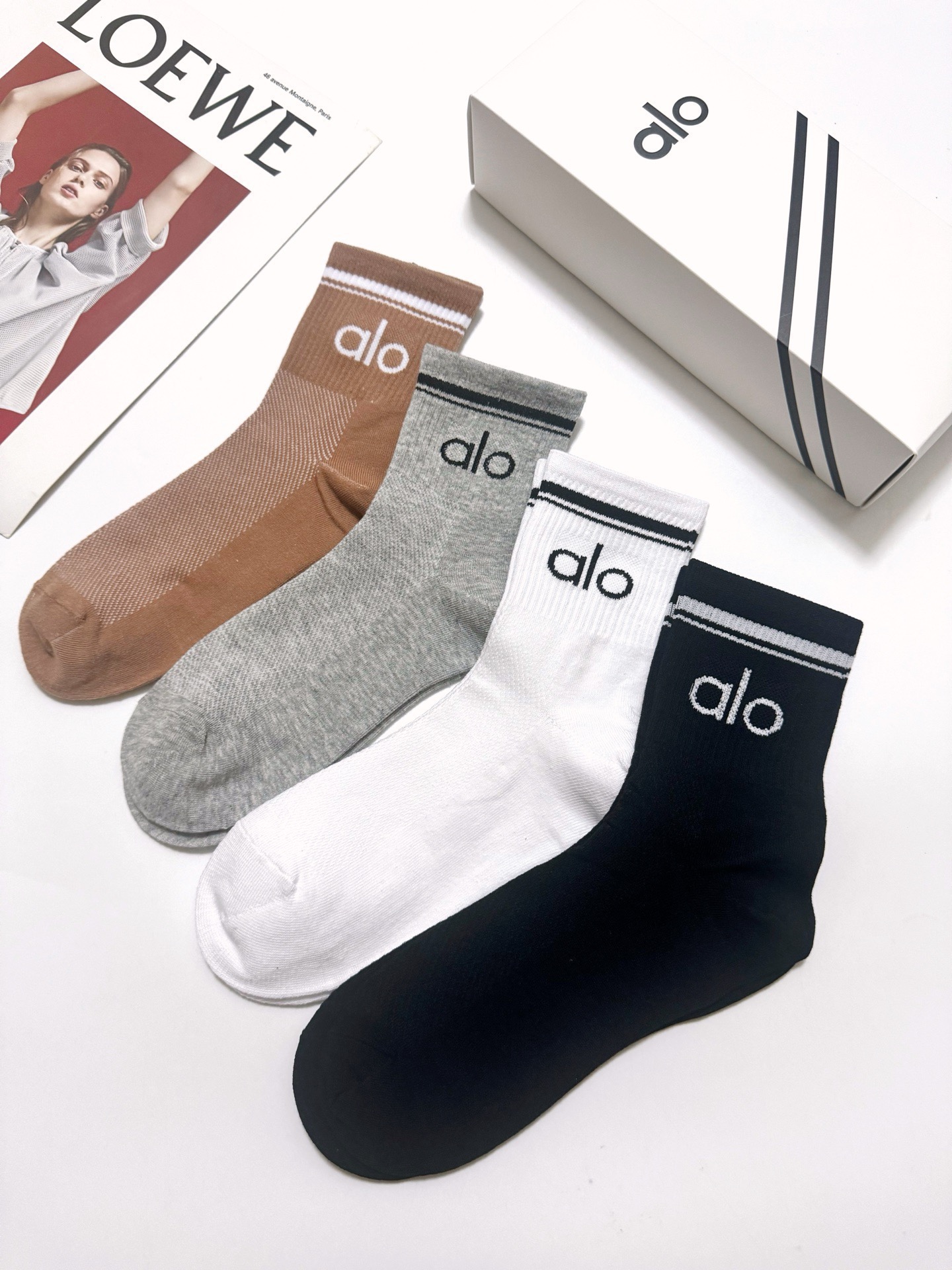 配包装 🌟【一盒4双】 🌟alo 经典字母logo纯棉短袜 中筒袜 , 男女同款,ins超火爆红人同款,精美纯棉 面 配包装 🌟【一盒4双】 🌟alo 经典字母logo纯棉短袜 中筒袜 , 男女同款,ins超火爆红人同款,精美纯棉 面