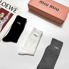 配包装 🌟【一盒3 双】 🌟miumiu 缪缪 爆款字母logo中筒袜 小腿袜。纯棉混纺材质,超完美配色,款式经典,专柜 配包装 🌟【一盒3 双】 🌟miumiu 缪缪 爆款字母logo中筒袜 小腿袜。纯棉混纺材质,超完美配色,款式经典,专柜