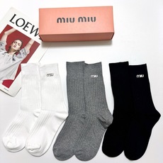 配包装 🌟【一盒3 双】 🌟miumiu 缪缪 爆款字母logo中筒袜 小腿袜。纯棉混纺材质,超完美配色,款式经典,专柜 配包装 🌟【一盒3 双】 🌟miumiu 缪缪 爆款字母logo中筒袜 小腿袜。纯棉混纺材质,超完美配色,款式经典,专柜