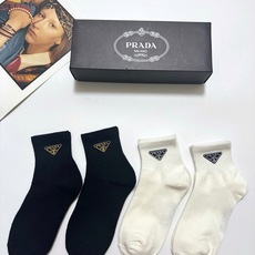配包装 🌟【一盒4双】 🌟Prada 普拉达 经典字母logo 纯棉中筒袜 经典纯色短袜 🌟ins爆款!专柜在售ing 配包装 🌟【一盒4双】 🌟Prada 普拉达 经典字母logo 纯棉中筒袜 经典纯色短袜 🌟ins爆款!专柜在售ing