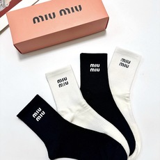 配包装 🌟【一盒4 双】 🌟缪缪 miumiu 经典字母logo纯棉中筒袜 🌟ins爆款!专柜在售ing 🌟好看到爆 配包装 🌟【一盒4 双】 🌟缪缪 miumiu 经典字母logo纯棉中筒袜 🌟ins爆款!专柜在售ing 🌟好看到爆