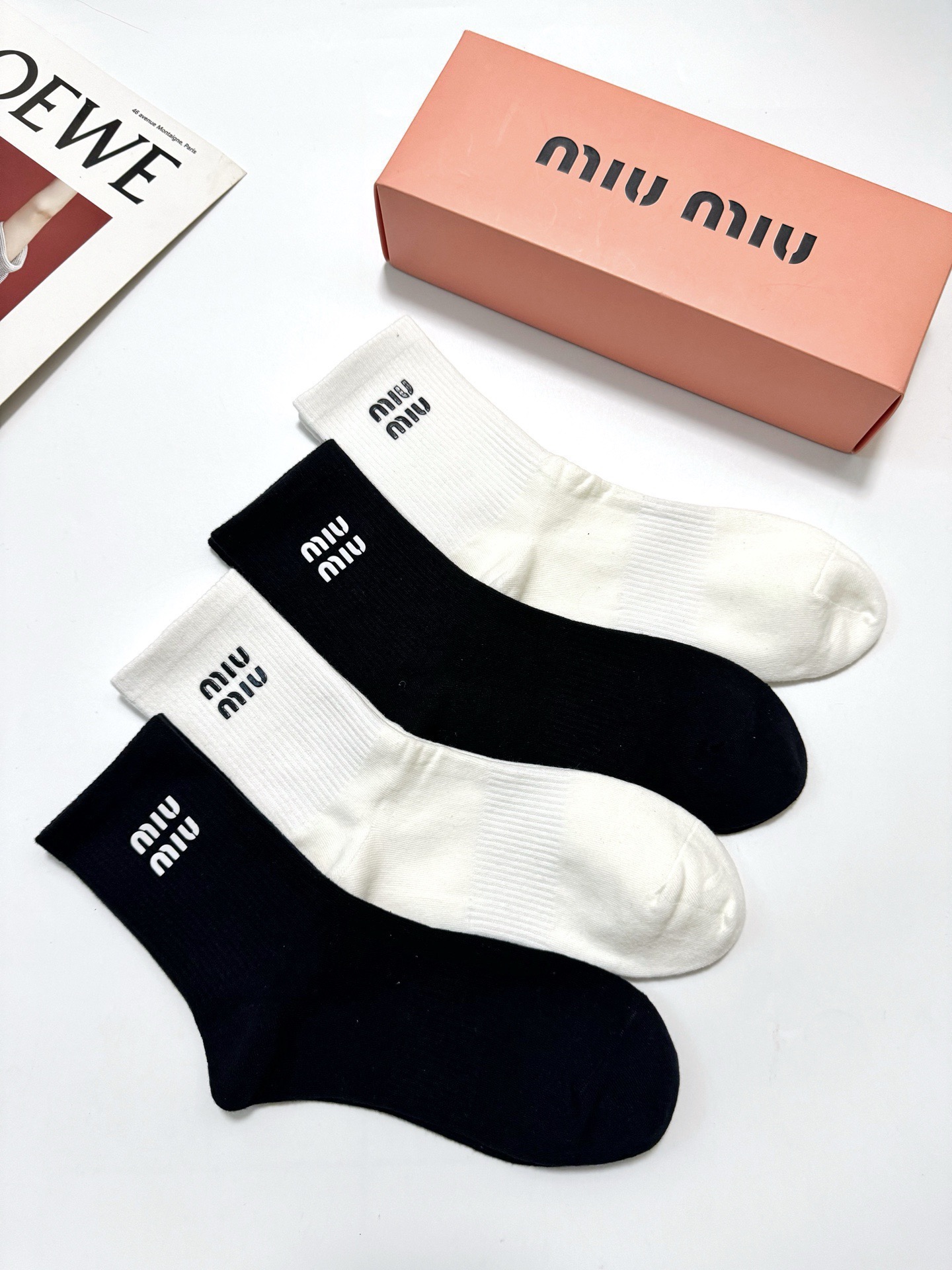 配包装 🌟【一盒4 双】 🌟缪缪 miumiu 经典字母logo纯棉中筒袜 🌟ins爆款!专柜在售ing 🌟好看到爆 配包装 🌟【一盒4 双】 🌟缪缪 miumiu 经典字母logo纯棉中筒袜 🌟ins爆款!专柜在售ing 🌟好看到爆