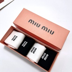 配包装 🌟【一盒4 双】 🌟缪缪 miumiu 经典字母logo纯棉中筒袜 🌟ins爆款!专柜在售ing 🌟好看到爆 配包装 🌟【一盒4 双】 🌟缪缪 miumiu 经典字母logo纯棉中筒袜 🌟ins爆款!专柜在售ing 🌟好看到爆
