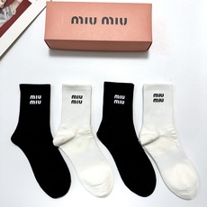 配包装 🌟【一盒4 双】 🌟缪缪 miumiu 经典字母logo纯棉中筒袜 🌟ins爆款!专柜在售ing 🌟好看到爆 配包装 🌟【一盒4 双】 🌟缪缪 miumiu 经典字母logo纯棉中筒袜 🌟ins爆款!专柜在售ing 🌟好看到爆