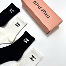 配包装 🌟【一盒4 双】 🌟缪缪 miumiu 经典字母logo纯棉中筒袜 🌟ins爆款!专柜在售ing 🌟好看到爆 配包装 🌟【一盒4 双】 🌟缪缪 miumiu 经典字母logo纯棉中筒袜 🌟ins爆款!专柜在售ing 🌟好看到爆