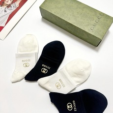 配包装 🌟【一盒4 双】 🌟Gucci 古琦 经典字母logo纯棉中筒袜 🌟ins爆款!专柜在售ing 🌟好看到爆炸 配包装 🌟【一盒4 双】 🌟Gucci 古琦 经典字母logo纯棉中筒袜 🌟ins爆款!专柜在售ing 🌟好看到爆炸